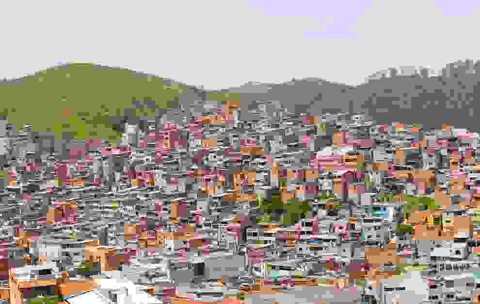 Ein Blick auf die dicht besiedelten Favelas in Brasilien, geprägt von improvisierten Behausungen und engen Gassen, die den täglichen Herausforderungen von Armut und sozialer Ungleichheit trotzen.