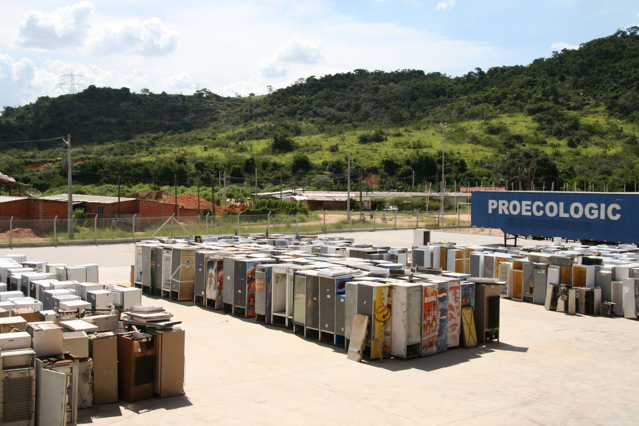 fair_recycling_jahresbericht_2022.jpg Das Areal ist voll von Kühlschränken, die recycelt werden müssen