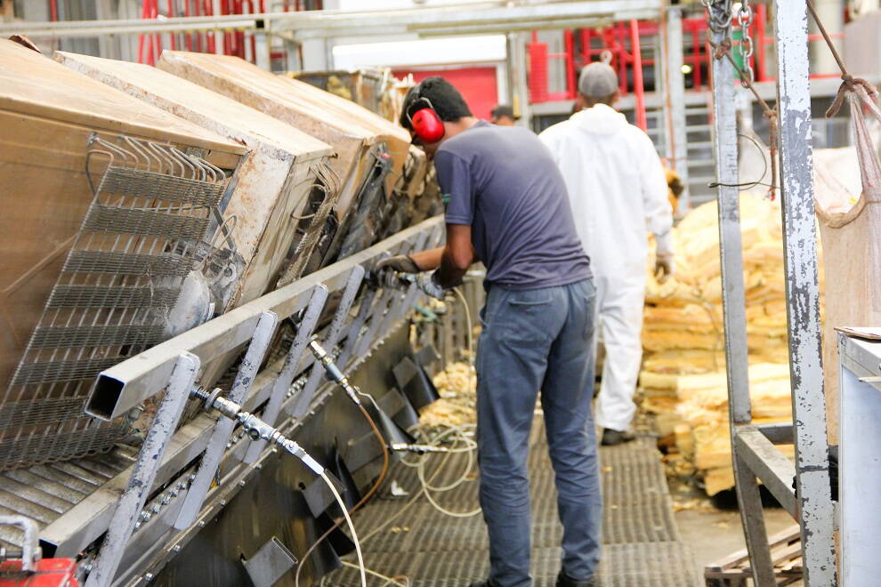 sdg8_fair_recycling.jpg Die Mitarbeitenden unseres Partners Industria Fox profitieren von fairen Arbeitsbedingungen, während diese Arbeitsplätze zugleich das lokale Wirtschaftswachstum fördern.